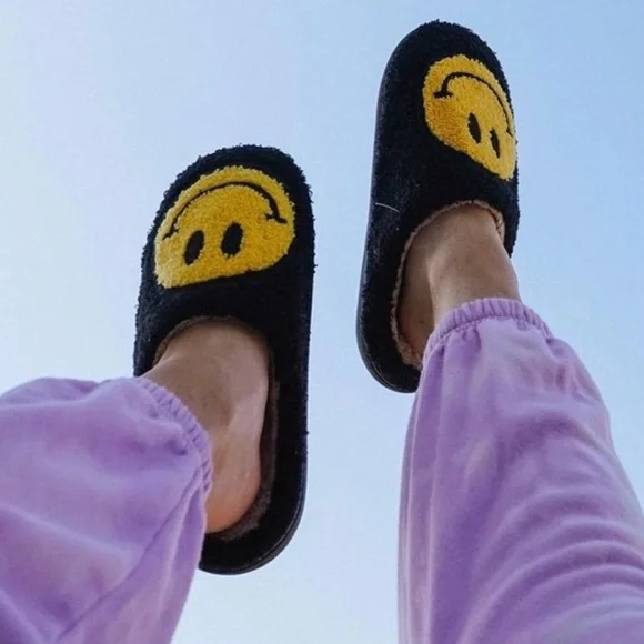NEW SOFT SMILEY FACE SLIPPERS WOMEN COMFORTABLE PREPPY GIFT WOMEN SIZE 5-11 - Picture 2 of 12